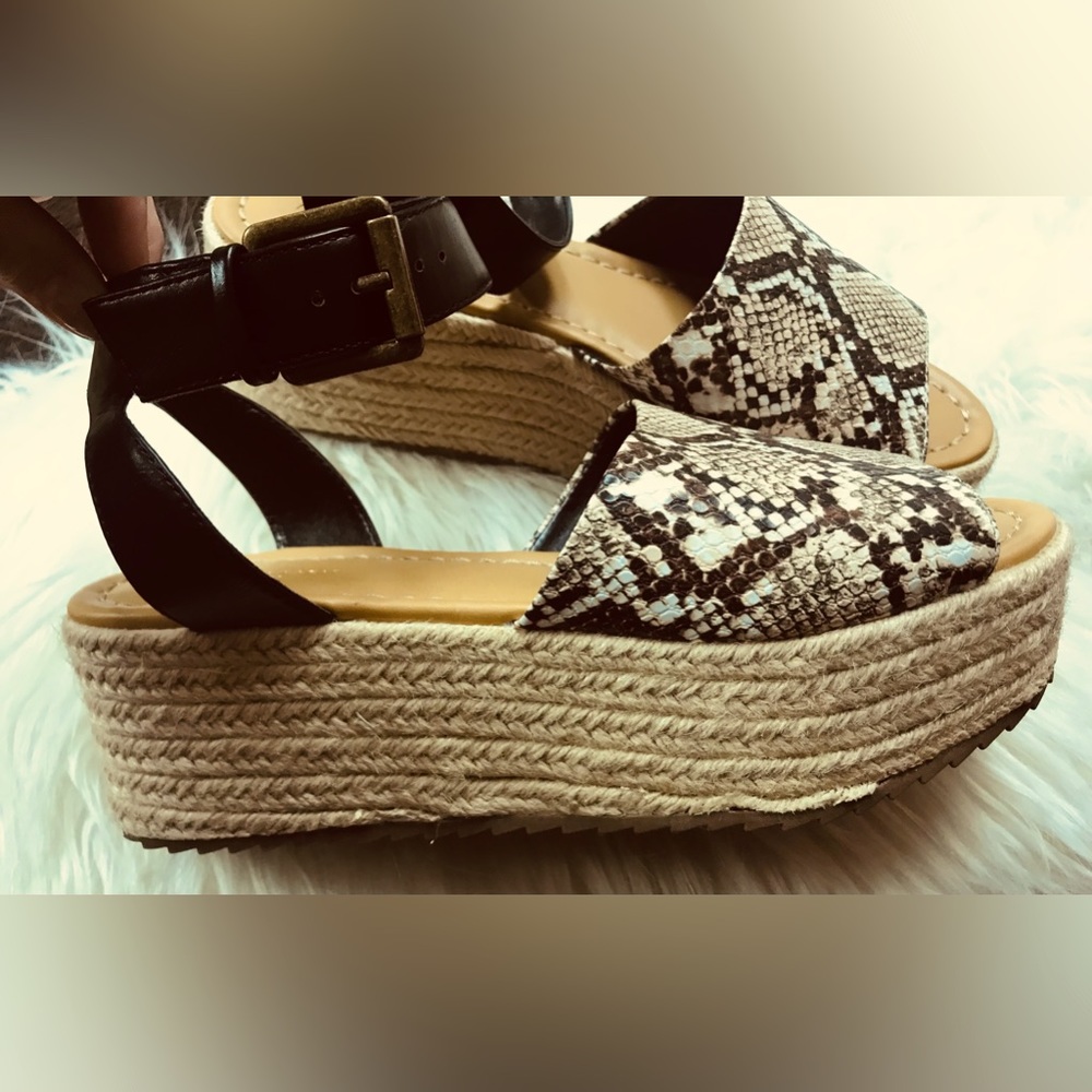 American eagle sandals
